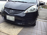メーカー:ホンダ 車両名:フィット バンパーを損傷、左フロントホイールが歪んでパンク 地域:吹田市 個人 女性